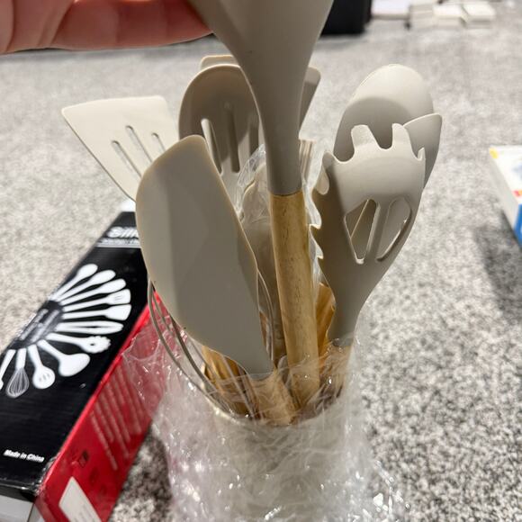 12 piece Silicone Nonstick Cooking Kitchen Utensil Set with Holder, New in box - Picture 3 of 3